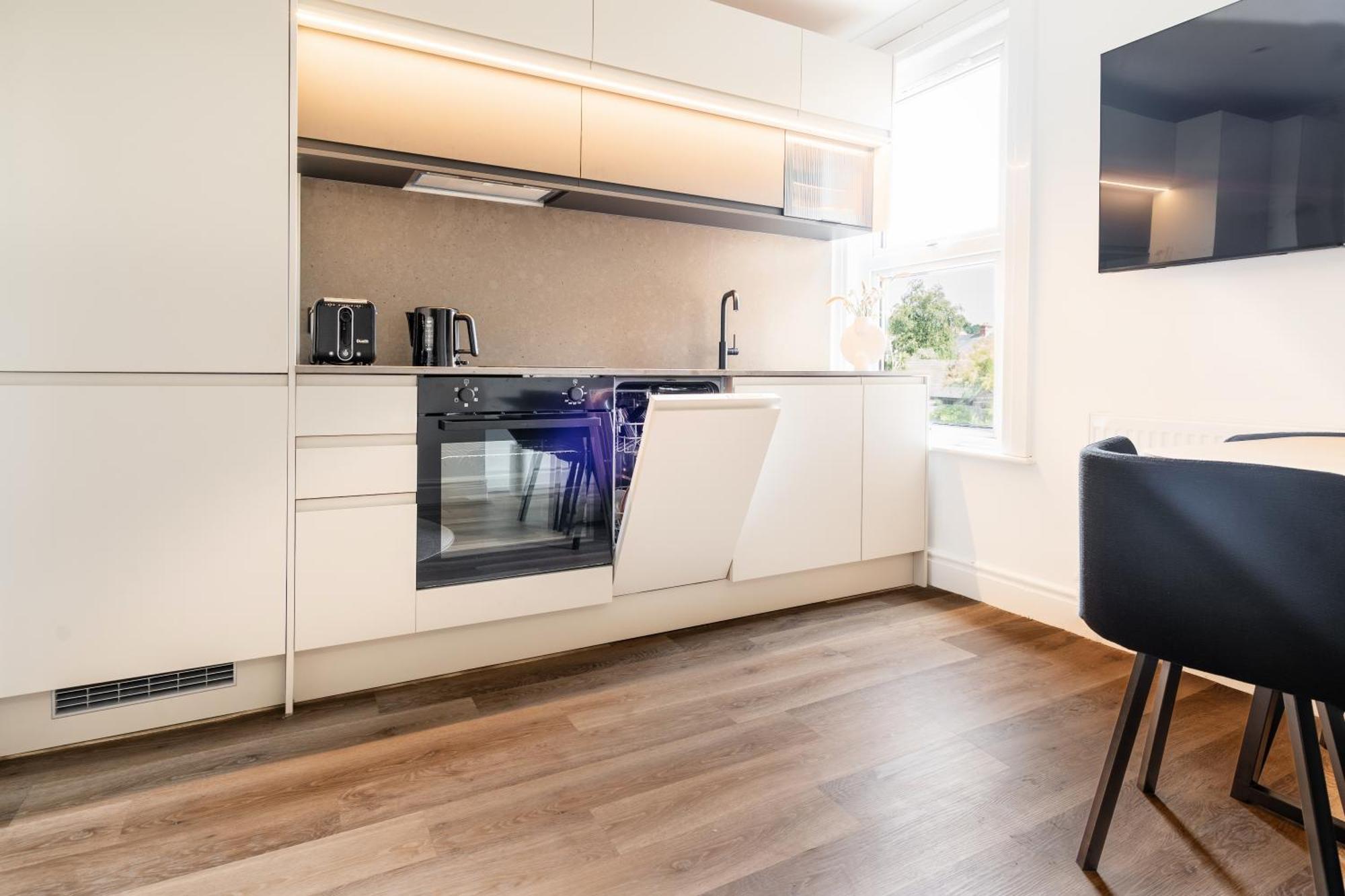Newly Designed, 2Br Apt, 5Min From Northwood London Tube Station, Nato Hq, Ideal For Wembley, Warner Studio, Contractors Екстер'єр фото