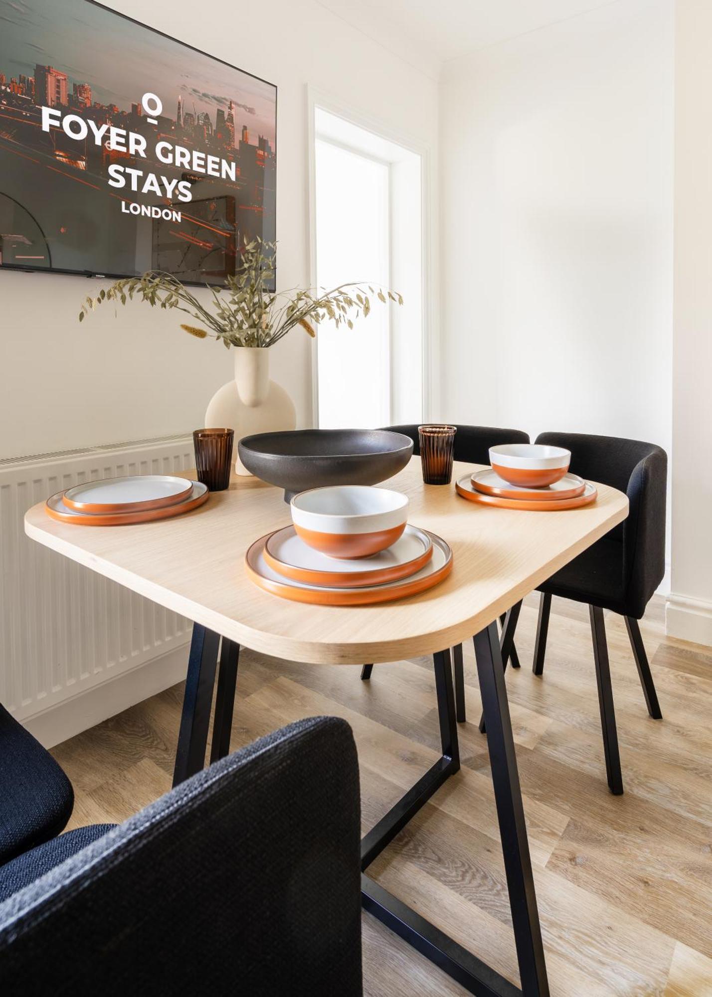 Newly Designed, 2Br Apt, 5Min From Northwood London Tube Station, Nato Hq, Ideal For Wembley, Warner Studio, Contractors Екстер'єр фото