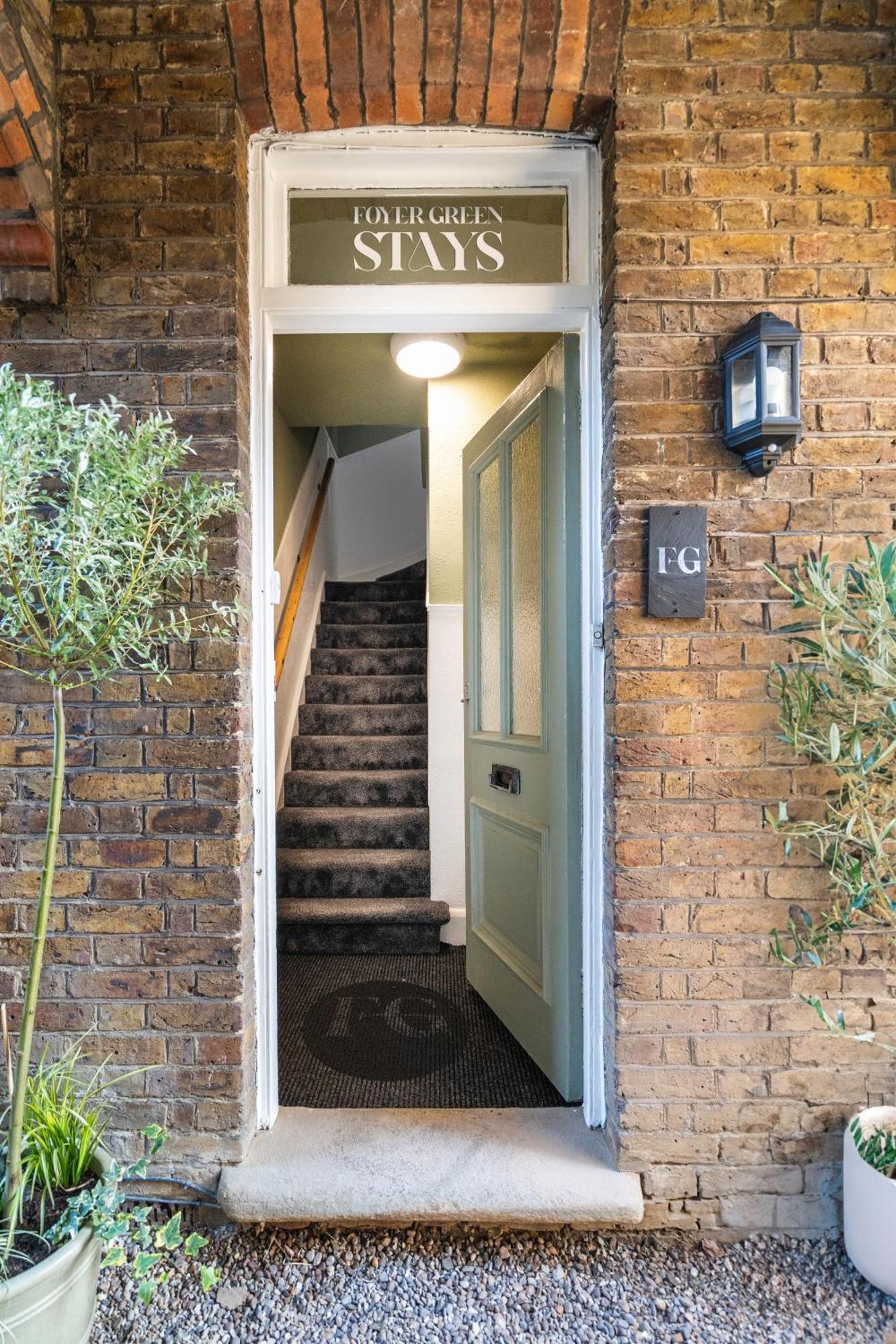 Newly Designed, 2Br Apt, 5Min From Northwood London Tube Station, Nato Hq, Ideal For Wembley, Warner Studio, Contractors Екстер'єр фото