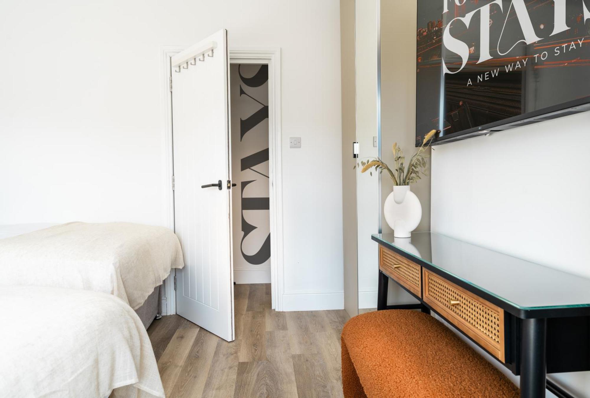 Newly Designed, 2Br Apt, 5Min From Northwood London Tube Station, Nato Hq, Ideal For Wembley, Warner Studio, Contractors Екстер'єр фото